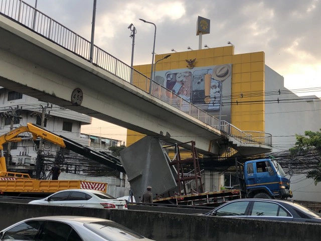 18 ล้อบรรทุกแผ่นปูน ชนสะพานสุทธิสาร เช้านี้รถติดหนึบ!