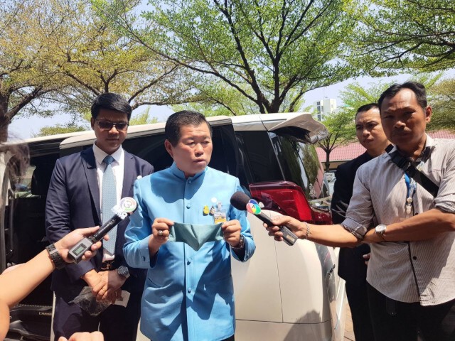 นิพนธ์ โชว์หน้ากากต้นแบบ ให้ท้องถิ่นผลิต 50 ล้านชิ้น แจกจ่ายประชาชนทั้งประเทศ
