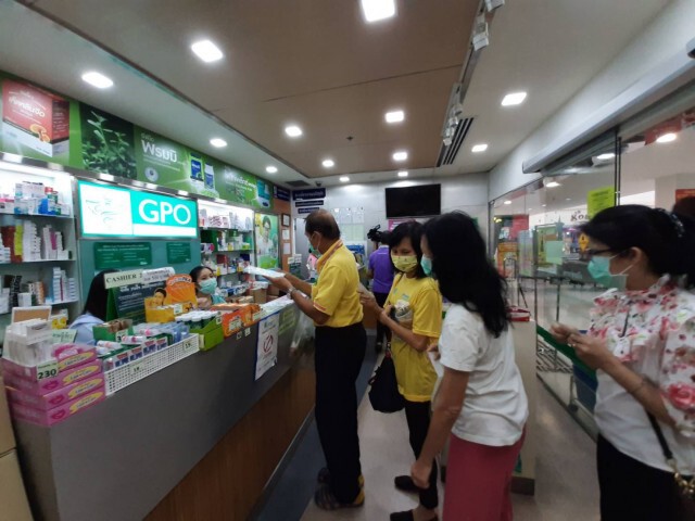 ตั้งแถวตี 4 คิวแรกซื้อหน้ากากอนามัย