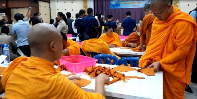 กุล่มพระภิกษุสงฆ์เเละ ปชช. รวมพลังจัดทำหน้ากากอนามัยจากผ้า รวมกว่า 6,000 ชิ้น
