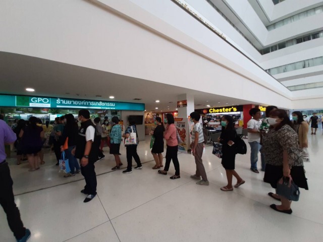 ตั้งแถวตี 4 คิวแรกซื้อหน้ากากอนามัย