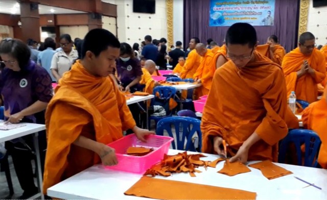 กุล่มพระภิกษุสงฆ์เเละ ปชช. รวมพลังจัดทำหน้ากากอนามัยจากผ้า รวมกว่า 6,000 ชิ้น
