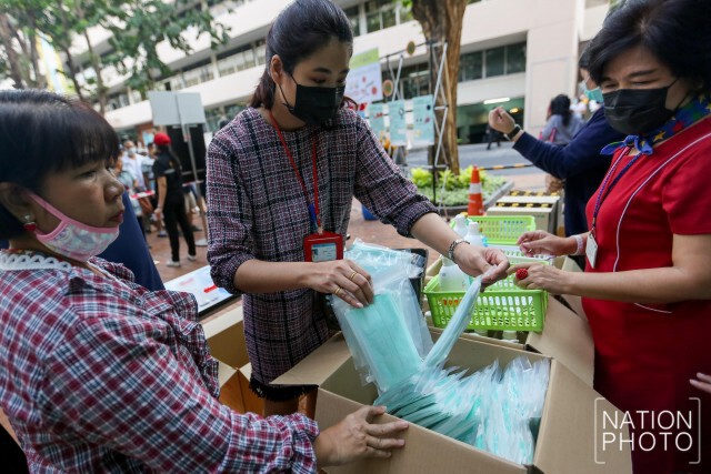 ปชช.ต่อแถว ซื้อหน้ากากอนามัยชิ้นละ 1 บาท พร้อมเจลล้างมือราคาประหยัด