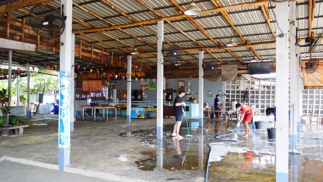 เจ้าของร้านหมูกระทะเชียงราย เล่าวินาทีผีน้อย หันมายิ้มแล้วนั่งทานต่อ