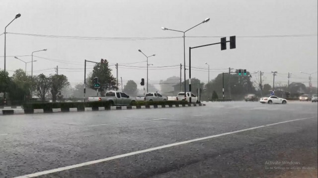 ฝนตกหนักหลังอากาศร้อนมาหลายวัน
