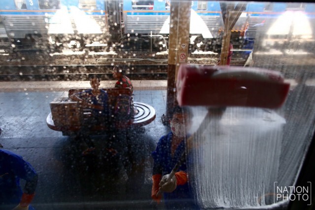 ฉีดพ่นน้ำยาฆ่าเชื้อโรค สถานีรถไฟหัวลำโพง