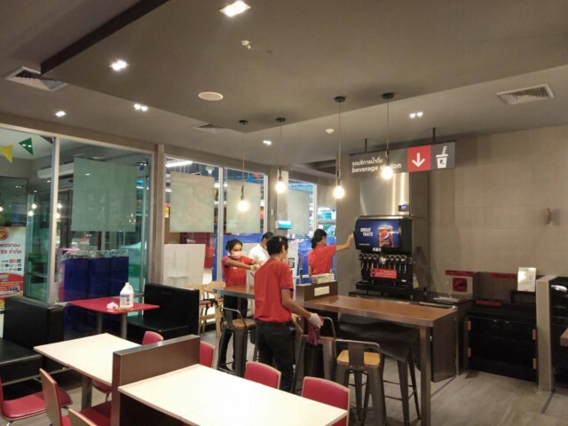 เคเอฟซี ยัน บุคคลสุ่มเสี่ยงใช้บริการ สาขาหนองฉางจริง!
