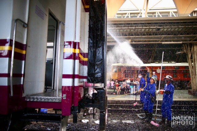 ฉีดพ่นน้ำยาฆ่าเชื้อโรค สถานีรถไฟหัวลำโพง