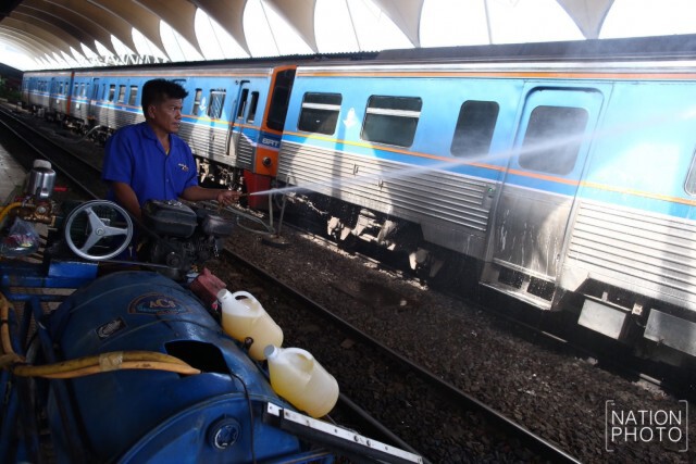 ฉีดพ่นน้ำยาฆ่าเชื้อโรค สถานีรถไฟหัวลำโพง