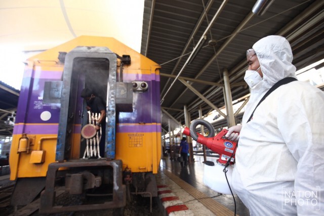 ฉีดพ่นน้ำยาฆ่าเชื้อโรค สถานีรถไฟหัวลำโพง