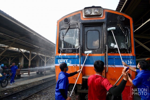 ฉีดพ่นน้ำยาฆ่าเชื้อโรค สถานีรถไฟหัวลำโพง