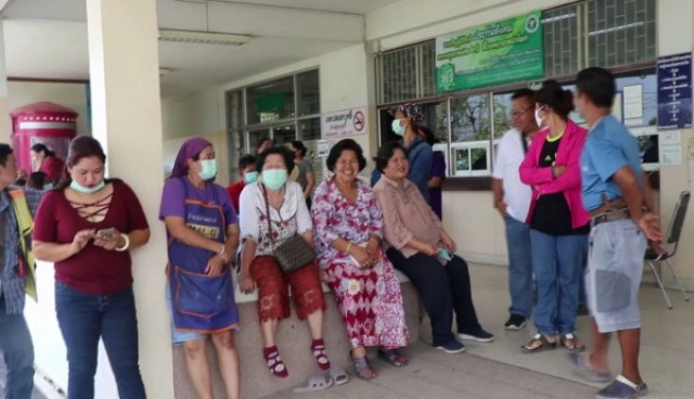 ชาวป่าโมกผวา ข่าวลือใช้พื้นที่เฝ้าระวังผีน้อย รักษาโควิด19 รวมตัวถามหาความจริงโรงพยาบาลป่าโมก