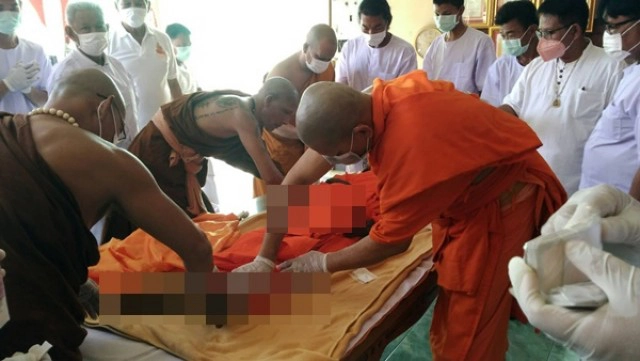 อัศจรรย์ 14 ปีร่างไม่เน่า! นำร่างหลวงพ่อสำเริงออกจากโลงเดิม แห่ลอดโลงเสริมดวง ขอโชคลาภแน่นวัด