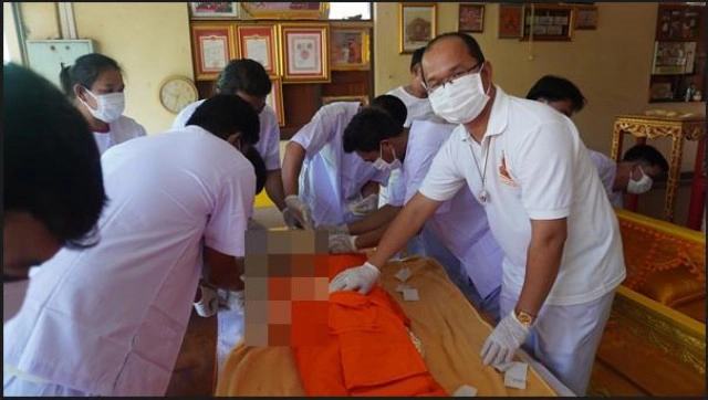 อัศจรรย์ 14 ปีร่างไม่เน่า! นำร่างหลวงพ่อสำเริงออกจากโลงเดิม แห่ลอดโลงเสริมดวง ขอโชคลาภแน่นวัด