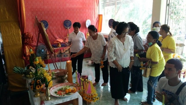 อัศจรรย์ 14 ปีร่างไม่เน่า! นำร่างหลวงพ่อสำเริงออกจากโลงเดิม แห่ลอดโลงเสริมดวง ขอโชคลาภแน่นวัด