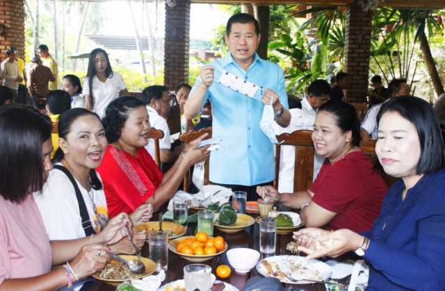 "นิพนธ์" เพิ่มศักยภาพท้องถิ่น ร่วมให้ความรู้ ในเรื่องการทำหน้ากากอนามัย