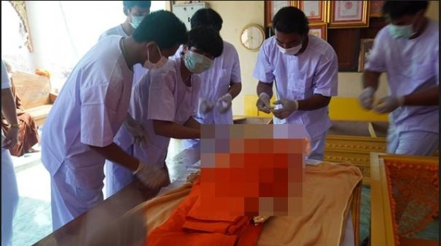 อัศจรรย์ 14 ปีร่างไม่เน่า! นำร่างหลวงพ่อสำเริงออกจากโลงเดิม แห่ลอดโลงเสริมดวง ขอโชคลาภแน่นวัด