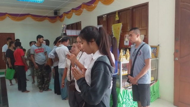 วัดแทบแตก!!! ชาวบ้านแห่เช่าบูชาแหวนหัวนะโม วัดดังเมืองคอน เชื่อป้องกันโควิด – 19