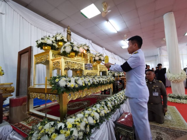 "ในหลวง" พระราชทานน้ำหลวงสรงศพ "หลวงปู่นะ"  เกจิชื่อดัง จ.ชัยนาท