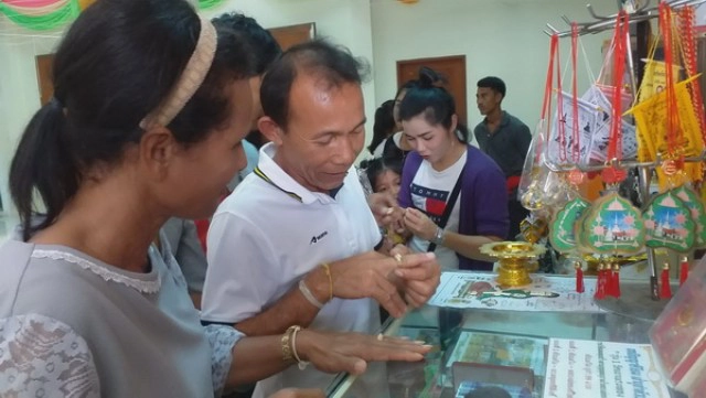 วัดแทบแตก!!! ชาวบ้านแห่เช่าบูชาแหวนหัวนะโม วัดดังเมืองคอน เชื่อป้องกันโควิด – 19