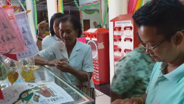 วัดแทบแตก!!! ชาวบ้านแห่เช่าบูชาแหวนหัวนะโม วัดดังเมืองคอน เชื่อป้องกันโควิด – 19