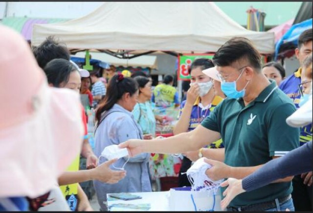เมืองสัตหีบร่วมภาคเอกชน แจกหน้ากากอนามัย พร้อมวิธีรับมือเชื้อไวรัสโควิด-19