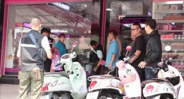 เจ้าหน้าที่เข้าจับกุม ร้านค้าขายหน้ากากอนามัย เกินราคา