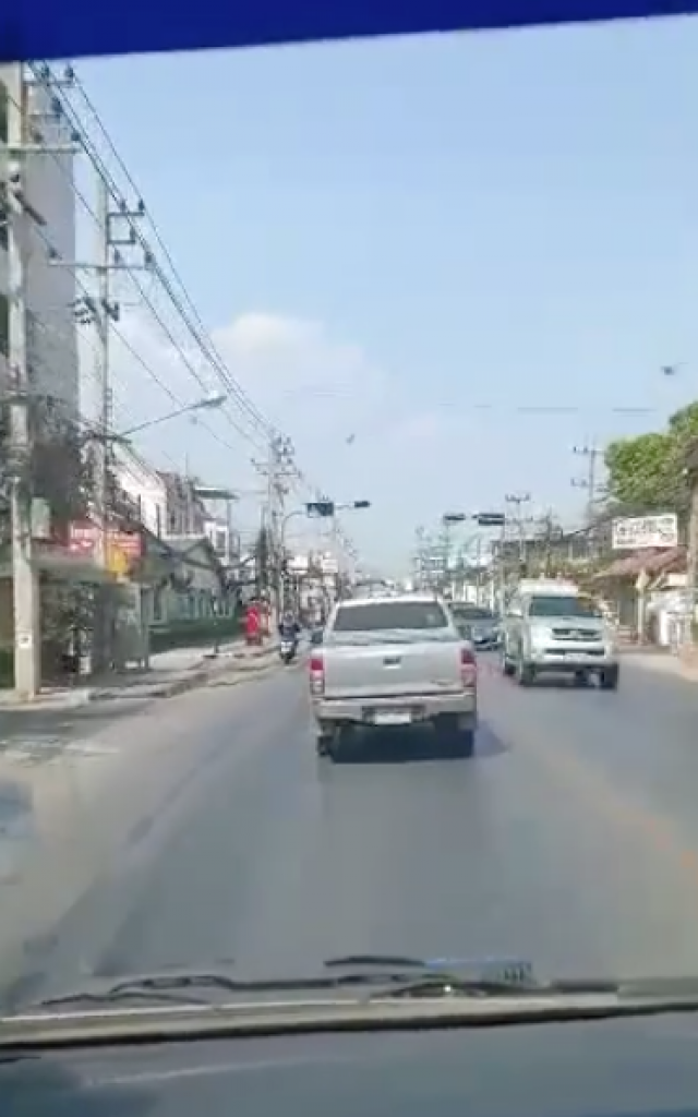 ชาวเน็ตวิจารณ์ยับ! กระบะขวางรถฉุกเฉิน ส่งผู้ป่วยไป รพ. ไม่ทัน