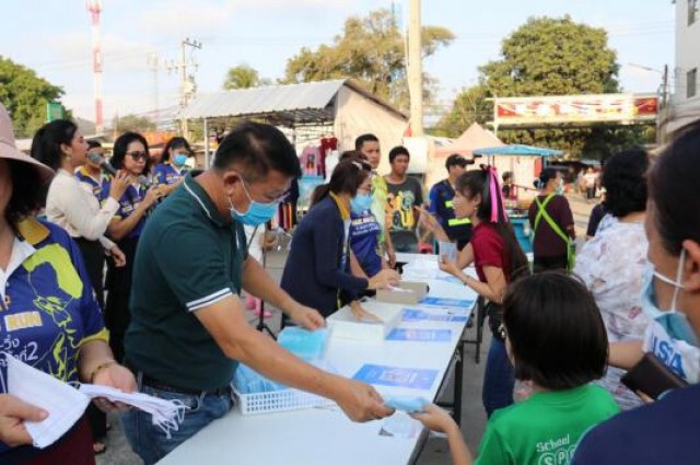 เมืองสัตหีบร่วมภาคเอกชน แจกหน้ากากอนามัย พร้อมวิธีรับมือเชื้อไวรัสโควิด-19