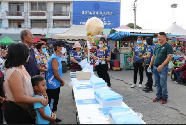 เมืองสัตหีบร่วมภาคเอกชน แจกหน้ากากอนามัย พร้อมวิธีรับมือเชื้อไวรัสโควิด-19