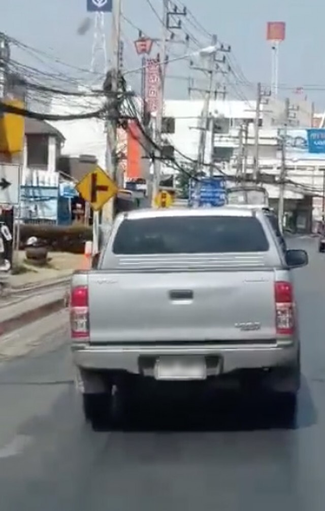 ชาวเน็ตวิจารณ์ยับ! กระบะขวางรถฉุกเฉิน ส่งผู้ป่วยไป รพ. ไม่ทัน
