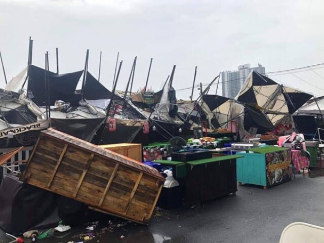 ฝนกระหน่ำพายุหอบเต็นท์ตลาดนัดแบล็คมาร์เก็ตปลิวว่อนกว่า 20 หลัง