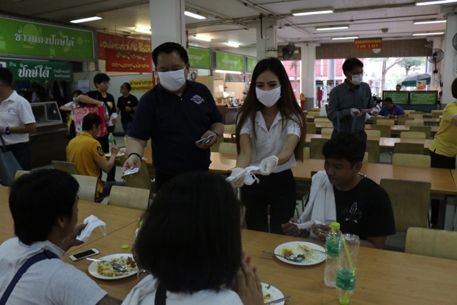 ทีมคนรุ่นใหม่พปชร.กทม.  รณรงค์สวมหน้ากากและล้างมือให้สะอาด ป้องกันไวรัส โควิด-19