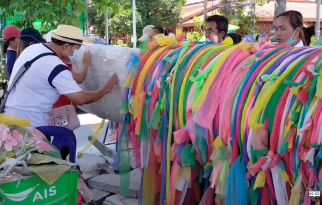 คนแห่ขอโชคลาภไอ้ไข่วัดเจดีย์-หนุ่มรับโชคหลายล้านทุ่มซื้อรูปปั้นไก่กว่า 2 แสนถวายแก้บน