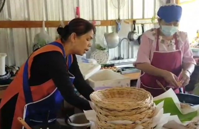 เปิดภาพร้านผัดไทยชื่อแปลก "ผัดไทยหวา" ลูกค้าแน่นแห่ซื้อใส่ห่อใบตองกลับไปกินบ้าน