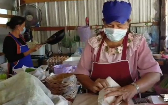 เปิดภาพร้านผัดไทยชื่อแปลก "ผัดไทยหวา" ลูกค้าแน่นแห่ซื้อใส่ห่อใบตองกลับไปกินบ้าน