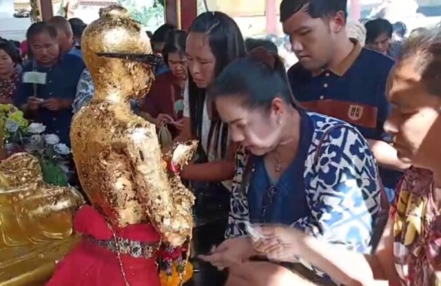 คนแห่ขอโชคลาภไอ้ไข่วัดเจดีย์-หนุ่มรับโชคหลายล้านทุ่มซื้อรูปปั้นไก่กว่า 2 แสนถวายแก้บน