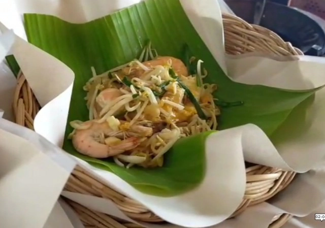 เปิดภาพร้านผัดไทยชื่อแปลก "ผัดไทยหวา" ลูกค้าแน่นแห่ซื้อใส่ห่อใบตองกลับไปกินบ้าน