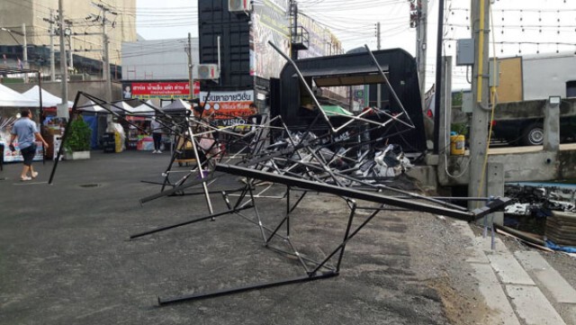ฝนกระหน่ำพายุหอบเต็นท์ตลาดนัดแบล็คมาร์เก็ตปลิวว่อนกว่า 20 หลัง