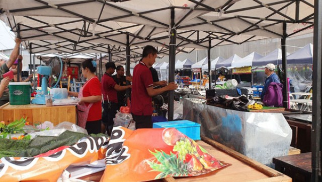 ฝนกระหน่ำพายุหอบเต็นท์ตลาดนัดแบล็คมาร์เก็ตปลิวว่อนกว่า 20 หลัง