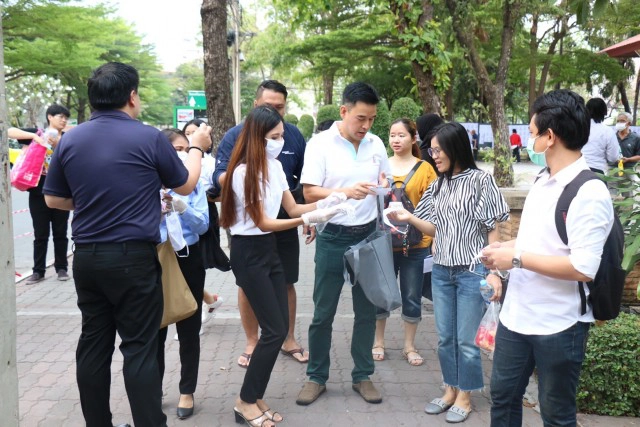 ทีมคนรุ่นใหม่พปชร.กทม.  รณรงค์สวมหน้ากากและล้างมือให้สะอาด ป้องกันไวรัส โควิด-19