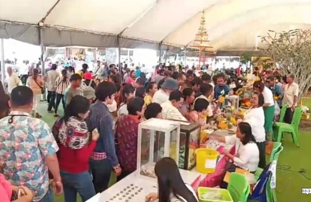 คนแห่ขอโชคลาภไอ้ไข่วัดเจดีย์-หนุ่มรับโชคหลายล้านทุ่มซื้อรูปปั้นไก่กว่า 2 แสนถวายแก้บน