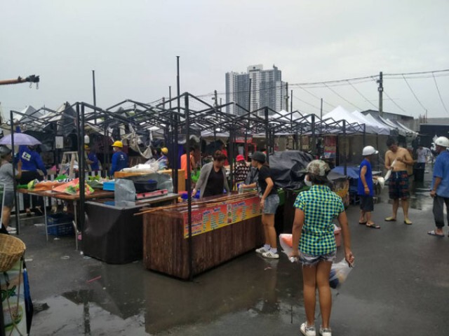 ฝนกระหน่ำพายุหอบเต็นท์ตลาดนัดแบล็คมาร์เก็ตปลิวว่อนกว่า 20 หลัง