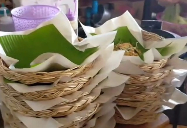 เปิดภาพร้านผัดไทยชื่อแปลก "ผัดไทยหวา" ลูกค้าแน่นแห่ซื้อใส่ห่อใบตองกลับไปกินบ้าน