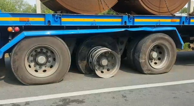 18 ล้อยางแตก ทำพื้นสะพานข้ามคลองถล่ม!