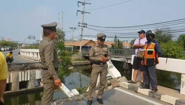 18 ล้อยางแตก ทำพื้นสะพานข้ามคลองถล่ม!