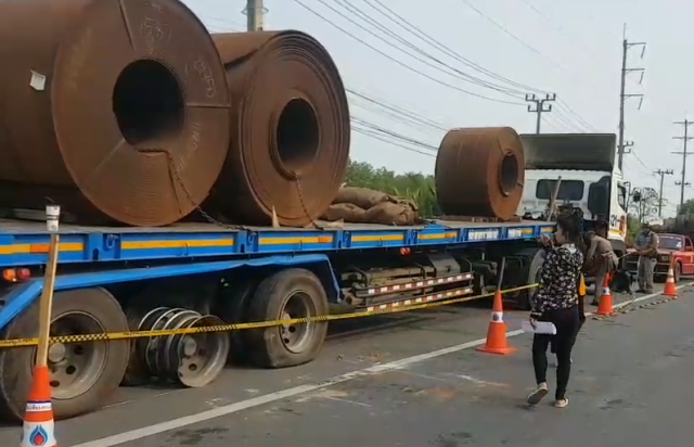 18 ล้อยางแตก ทำพื้นสะพานข้ามคลองถล่ม!