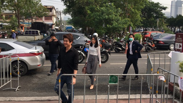 "ปิยบุตร-ช่อ-พิธา" เข้าพบพนักงานสอบสวน สน.ปทุมวัน แล้ว