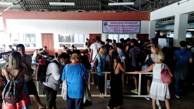 นักท่องเที่ยวทะลักด่านระนอง เหตุมาเลเซียปิดประเทศ