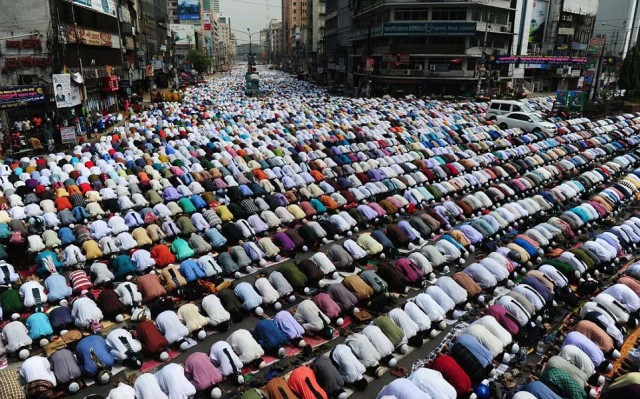 คนบังคลาเทศนับหมื่น รวมตัวสวดมนต์ขับไล่โควิด-19